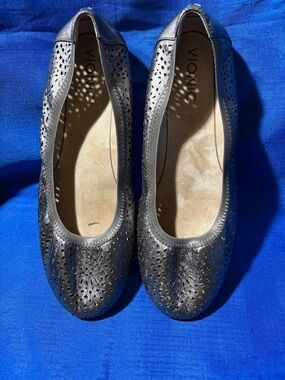 Vionic Robin flats in pewter leather with perforated design